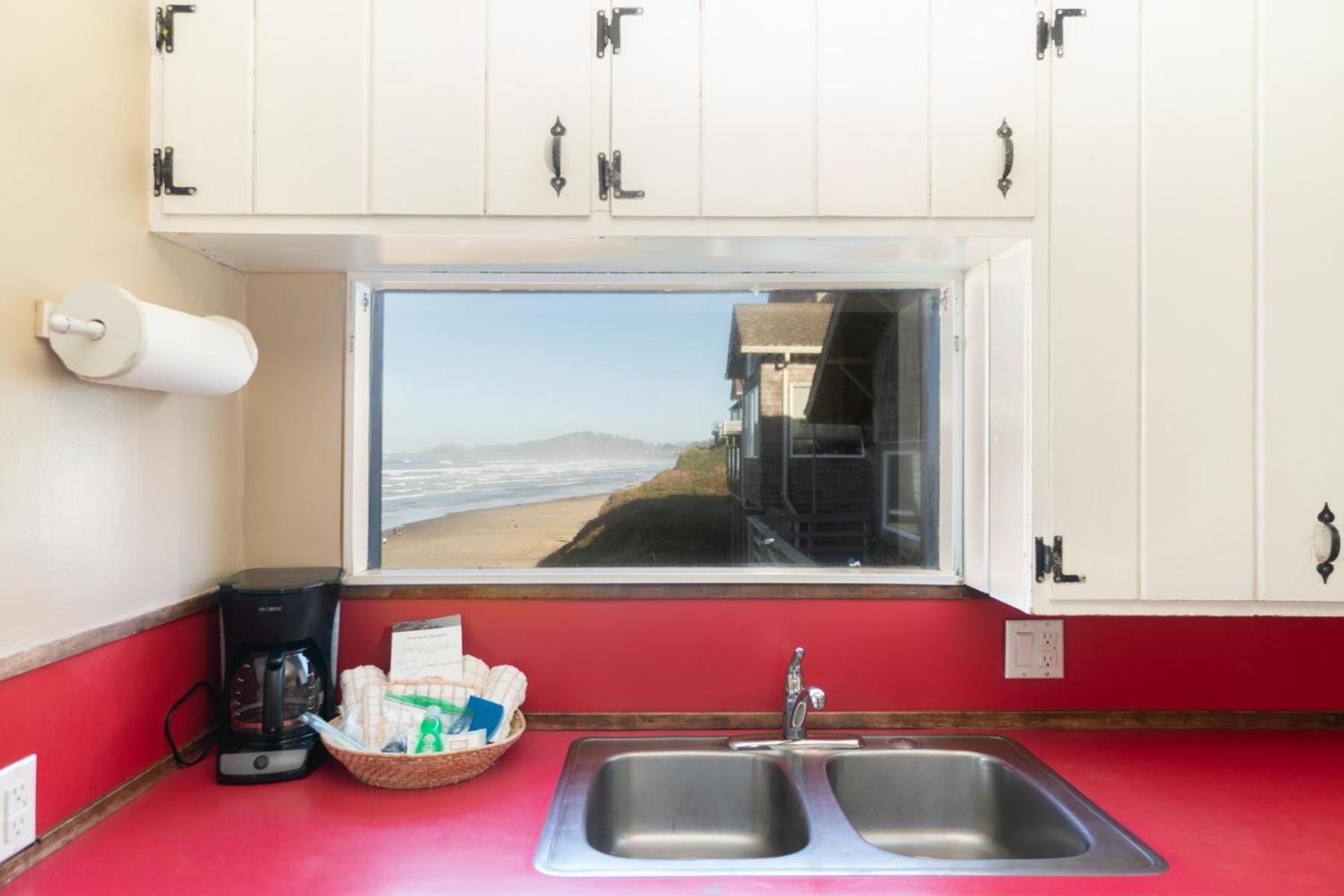 On The Beach Newport Exterior photo