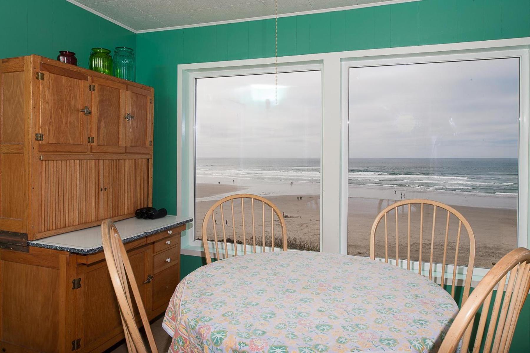 On The Beach Newport Exterior photo