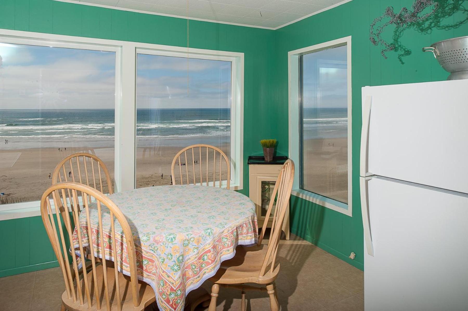 On The Beach Newport Exterior photo